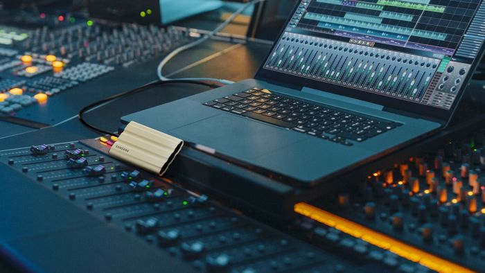 Накопичувач зовнішній SSD 1TB Samsung T7 Shield Beige (MU-PE1T0K/EU)